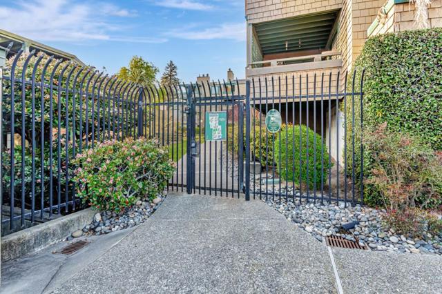 323 Broadway, Santa Cruz CA: https://media.crmls.org/mediaz/de52cee5-84ce-4d14-8064-b5a36c5bf0e3.jpg
