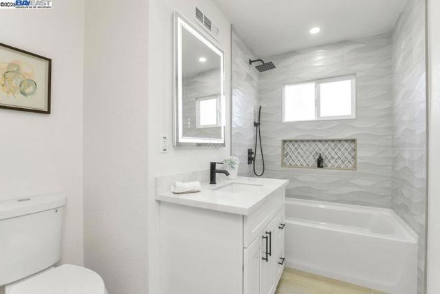 8794 Wicklow Ln, Dublin CA: https://media.crmls.org/mediaz/de53c54b-0a96-4feb-8928-2e873c725035.jpg