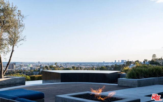 2532 Canyon Oak Dr, Los Angeles CA: https://media.crmls.org/mediaz/de53f204-e1fc-4701-a370-868f2b83e192.jpg