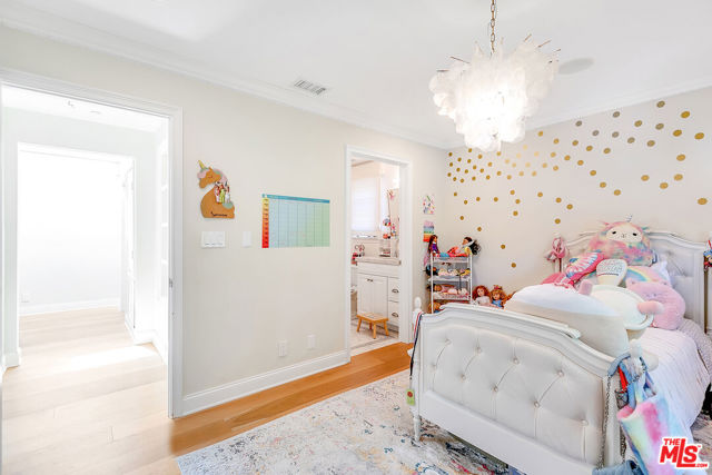 328 El Camino Drive, Beverly Hills CA: https://media.crmls.org/mediaz/de543df8-0a9f-4ea9-8c2a-912cf212851f.jpg