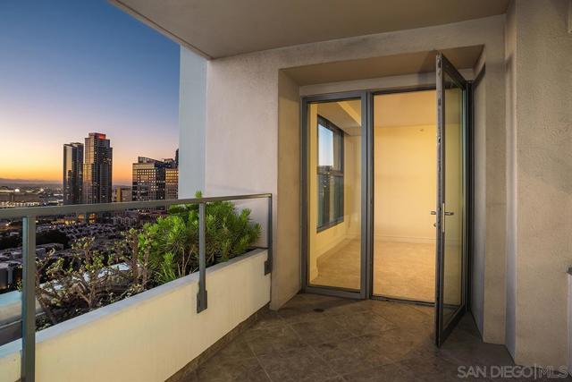 645 Front Street, San Diego CA: https://media.crmls.org/mediaz/de5446a7-aee6-49e9-9123-0691ba22ba72.jpg
