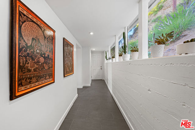 8494 Cole Crest Drive, Los Angeles CA: https://media.crmls.org/mediaz/de5549fb-65b4-4b2d-b8b1-e8a7ca6b262f.jpg