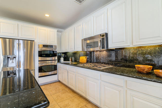 9 Shasta Lake Drive, Rancho Mirage CA: https://media.crmls.org/mediaz/de5728a2-a1a2-45c6-86e2-612723e3408e.jpg