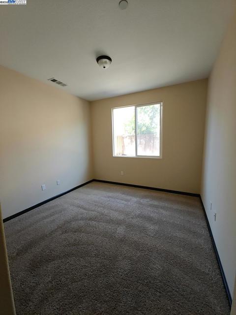 7283 Abbey Dr, Vallejo CA: https://media.crmls.org/mediaz/de576bfa-5e0f-4b7d-b025-f950a364f364.jpg