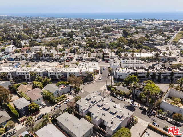 1132 5th Avenue, Venice CA: https://media.crmls.org/mediaz/de5960dc-c527-48df-9c1c-70ea1d3e685a.jpg