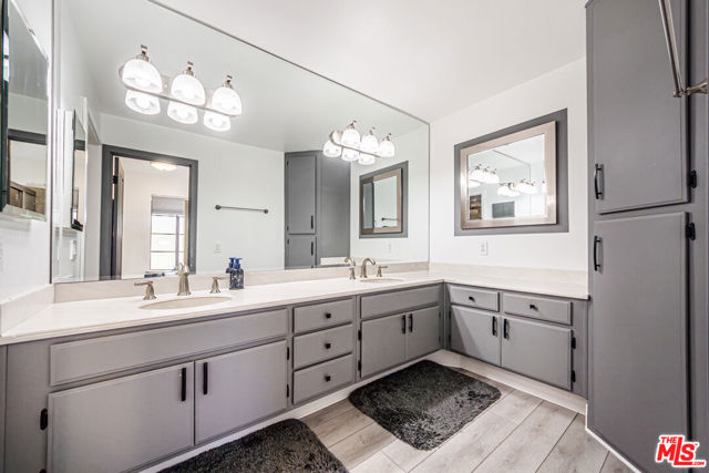 20055 Avenue Of The Oaks, Newhall CA: https://media.crmls.org/mediaz/de59cd65-1088-4964-8290-dd447bb3d946.jpg