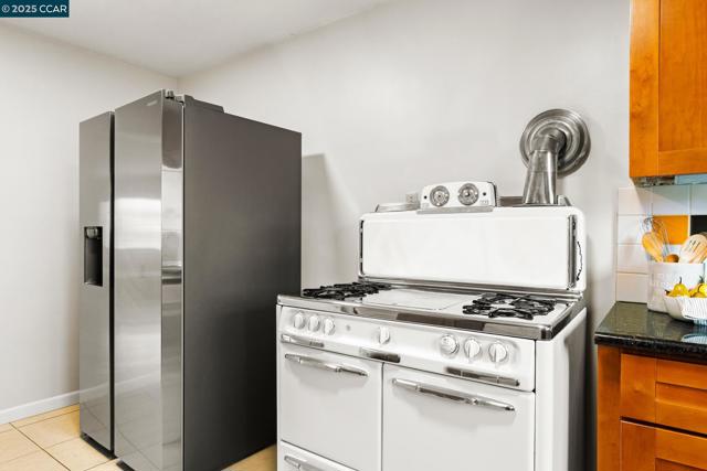 1232 E 20Th St, Oakland CA: https://media.crmls.org/mediaz/de59e6f6-db8d-4535-be52-2554bf70f8b1.jpg