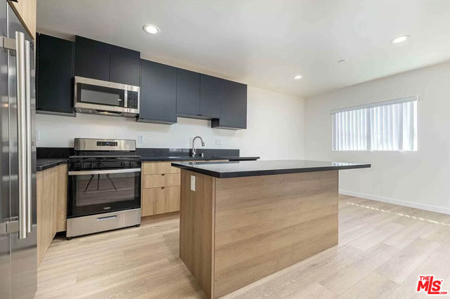 2103 S Burnside Avenue, Los Angeles CA: https://media.crmls.org/mediaz/de59e793-3a09-4d89-965e-b0d6e4cc0a80.jpg