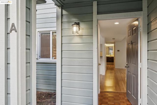 760 Canyon Oaks Dr, Oakland CA: https://media.crmls.org/mediaz/de5a2c69-0fe1-4ba4-868e-440a25a5e731.jpg