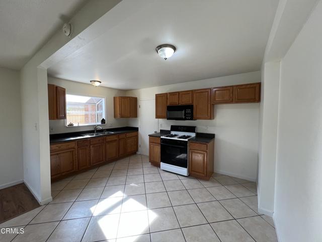 Detail Gallery Image 8 of 15 For 2230 Lassen St, Oxnard,  CA 93033 - 3 Beds | 2 Baths