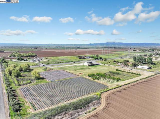 8091 Balfour Rd, Brentwood CA: https://media.crmls.org/mediaz/de5bf13d-12de-4e0c-88fb-e92c5ac27372.jpg