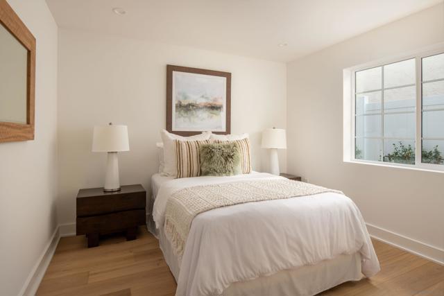 541 Orange Ave, Coronado CA: https://media.crmls.org/mediaz/de5c0944-d3cc-4f55-9781-8d4b142e32f7.jpg