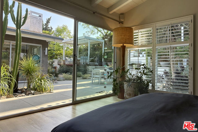 11575 Dona Dorotea Drive, Studio City CA: https://media.crmls.org/mediaz/de5c4740-c303-4a00-aaca-fde74e590a10.jpg