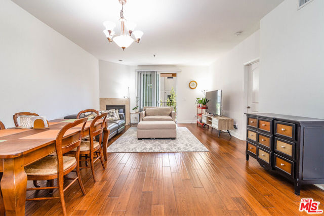 5132 Maplewood Avenue, Los Angeles CA: https://media.crmls.org/mediaz/de5c7638-1ba9-4b5f-8f27-94fcbe0a2669.jpg