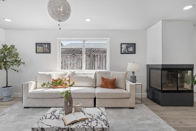924 Magnolia Dr, Alameda CA: https://media.crmls.org/mediaz/de5c7bb0-ccaf-477e-bfdf-7372d7807bbb.jpg