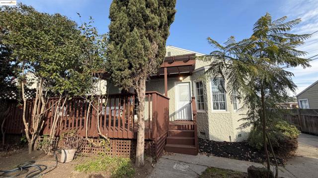 869 Lassen St, Richmond CA: https://media.crmls.org/mediaz/de5d0771-5fa5-4b02-88c7-2fd7410add9a.jpg