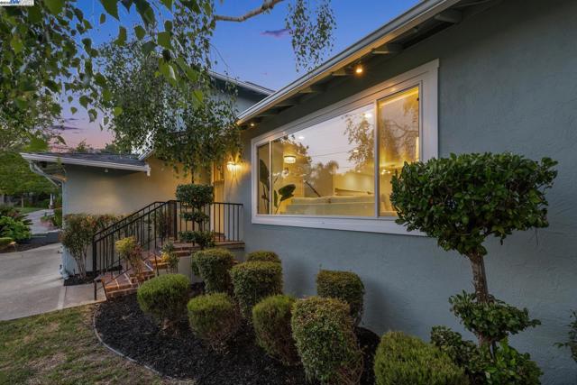 3134 Terry Ct, Castro Valley CA: https://media.crmls.org/mediaz/de5d73b4-3a52-41a5-9ea9-f9209153c2db.jpg