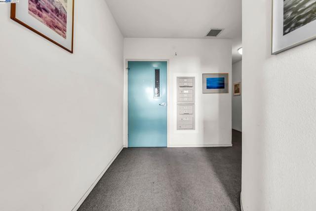 400 Wayne Ave, Oakland CA: https://media.crmls.org/mediaz/de5e71ff-f5a6-40c1-9546-9015bfcd152a.jpg