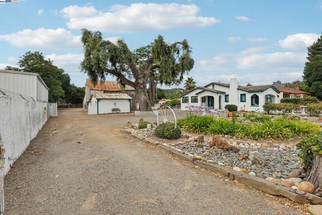 11768 Main St, Sunol CA: https://media.crmls.org/mediaz/de5ef705-c4e1-49b8-a6fc-228f9f55aa1d.jpg