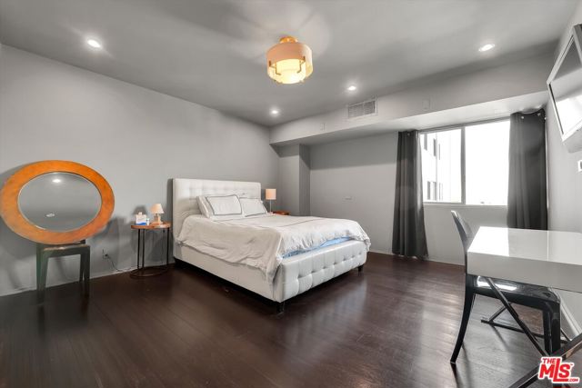 1155 N La Cienega Boulevard, West Hollywood CA: https://media.crmls.org/mediaz/de5ef9e5-67ee-4a21-bda6-ec65d223c73b.jpg