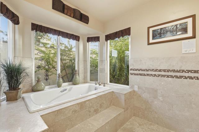 1524 Zutano Lane, Fallbrook CA: https://media.crmls.org/mediaz/de5fd5c3-1eb6-408b-80ed-356d36f5ea64.jpg