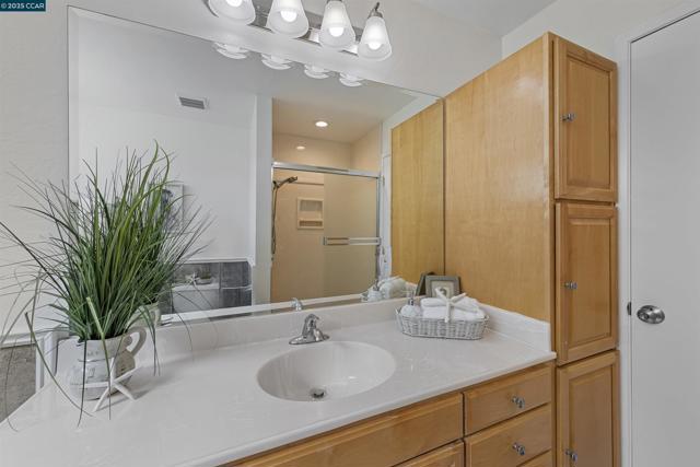 30450 Oakmont Way, Hayward CA: https://media.crmls.org/mediaz/de6007c6-4a2d-4931-935e-b030db611e54.jpg