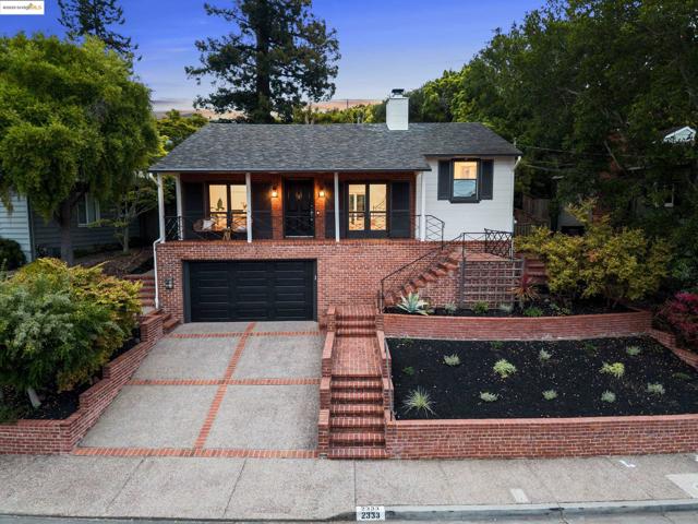 2333 Leimert Blvd, Oakland CA: https://media.crmls.org/mediaz/de60db42-13d4-401b-8d83-ab8c911f5a1c.jpg