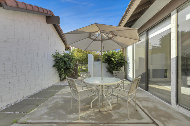 2545 Miramonte W Circle, Palm Springs CA: https://media.crmls.org/mediaz/de60ed0e-997c-4031-aecf-3477da7266ca.jpg
