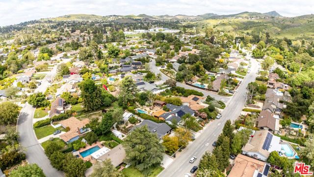 1865 El Monte Drive, Thousand Oaks CA: https://media.crmls.org/mediaz/de61d567-15a6-4de5-8bdf-8a45873a8f68.jpg