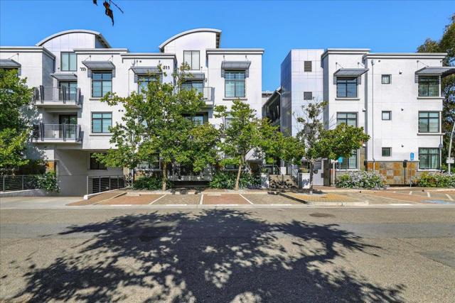 10745 N De Anza Boulevard, Cupertino CA: https://media.crmls.org/mediaz/de62be13-3beb-4e45-95ea-ed1fe194108f.jpg