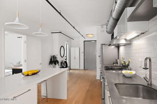 4115 Glencoe Avenue, Marina del Rey CA: https://media.crmls.org/mediaz/de62ec5f-9609-434a-8aee-cb43db897b34.jpg