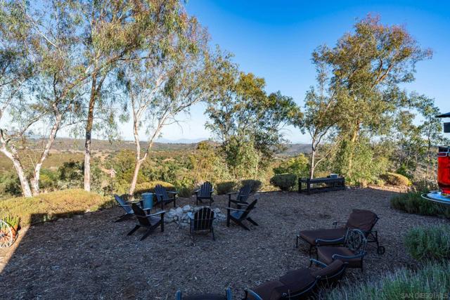 23898 Crown Hill Ln, Escondido CA: https://media.crmls.org/mediaz/de63e6da-f4bd-40a8-a8f9-9be8b5339ac0.jpg