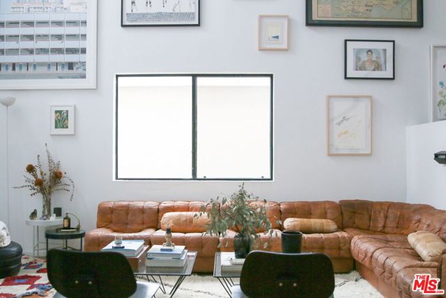 531 Venice Way, Venice CA: https://media.crmls.org/mediaz/de653443-cc27-4860-9d3a-ff2c805f9f37.jpg