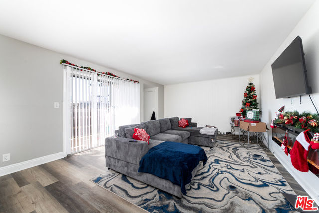 15214 S Raymond Avenue, Gardena CA: https://media.crmls.org/mediaz/de663cb5-b7ad-4906-be70-82aa93d64321.jpg