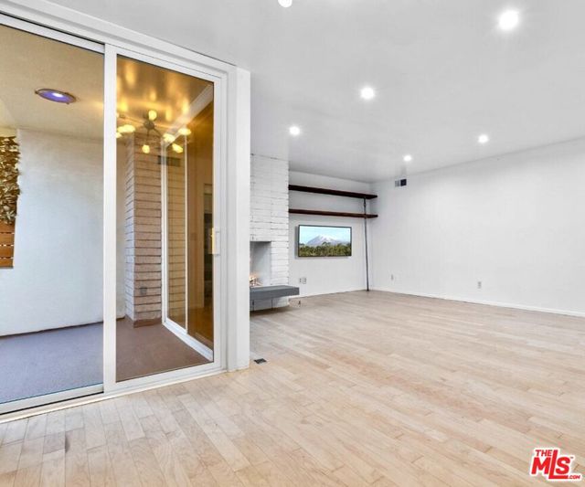 1807 Camden Avenue, Los Angeles CA: https://media.crmls.org/mediaz/de66449a-1711-420d-9435-8d5c963a3ee4.jpg