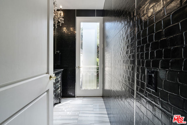 10023 Westwanda Drive, Beverly Hills CA: https://media.crmls.org/mediaz/de665935-5296-45a7-a166-e4250f4a0154.jpg