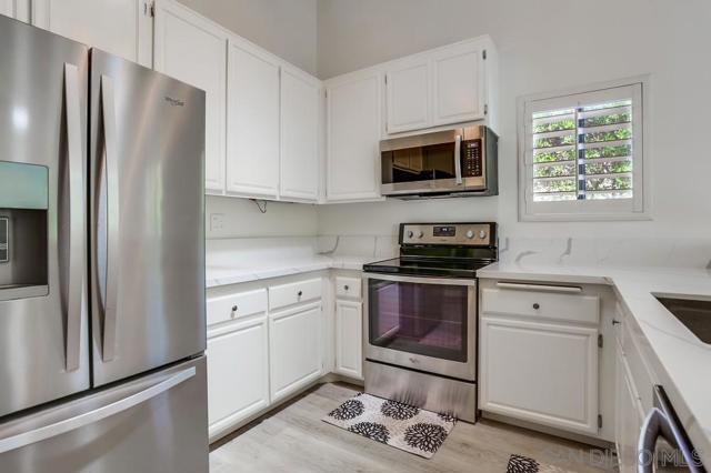 12894 Corte Arauco, San Diego CA: https://media.crmls.org/mediaz/de682fbc-09c1-41dd-8994-7df58e8b0b91.jpg