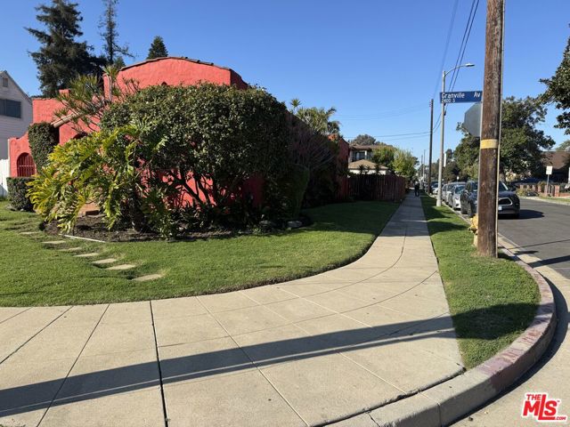 2437 Granville Avenue, Los Angeles CA: https://media.crmls.org/mediaz/de68952d-6ac0-4821-a995-9330eedacc04.jpg