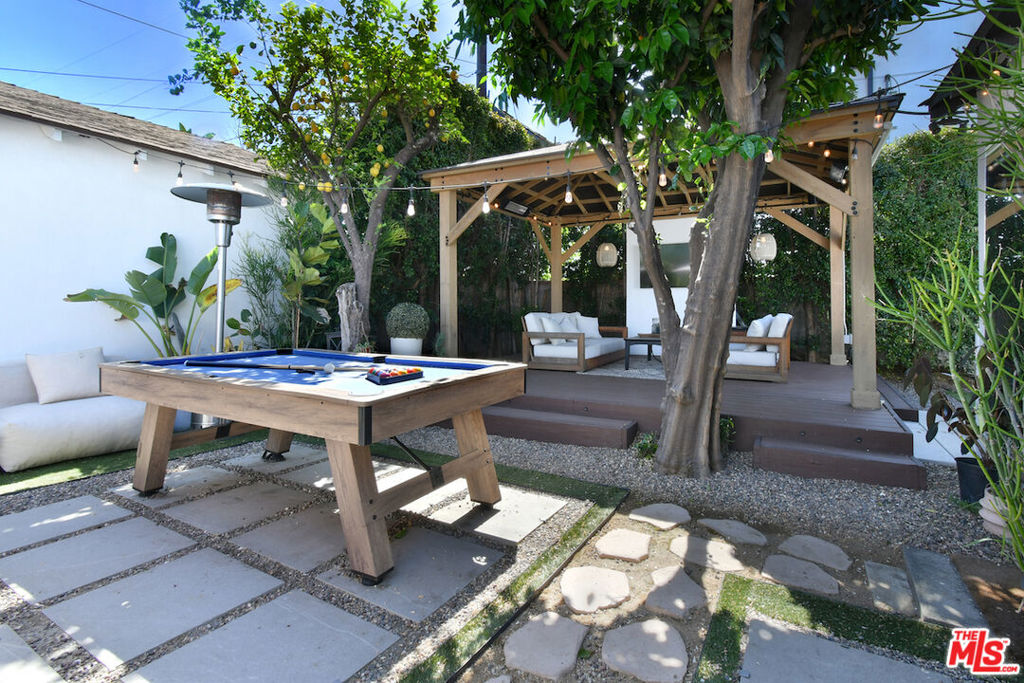 https://media.crmls.org/mediaz/de68ece6-6536-453b-8f04-0c98f2264846.jpg?preset=X-Large