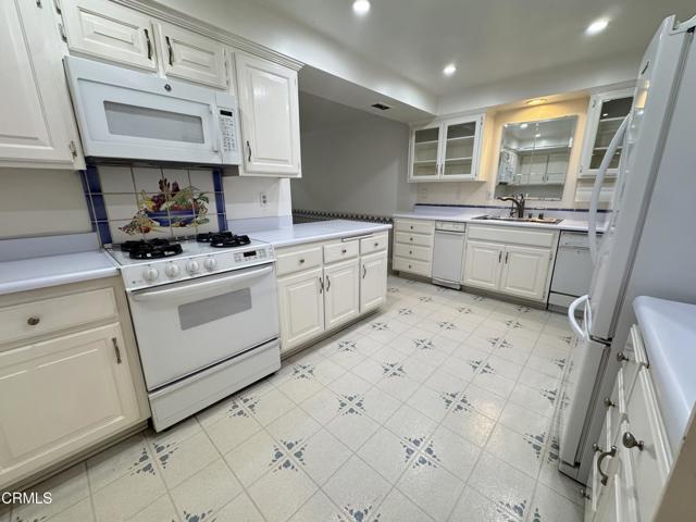 534 S S Oak Knoll Avenue, Pasadena CA: https://media.crmls.org/mediaz/de696df4-743e-4b68-b531-ab5d4fcefca4.jpg