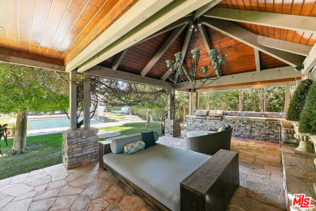 13418 Nightsky Drive, Camarillo CA: https://media.crmls.org/mediaz/de6a512d-0732-4b1e-ad36-fe16f08183d7.jpg