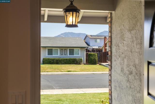 1752 Berrywood Ct, Concord CA: https://media.crmls.org/mediaz/de6a9da9-ce47-4fa5-88ef-3da6ffee234a.jpg