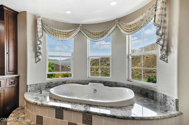 3194 Sunset Hills Boulevard, Thousand Oaks CA: https://media.crmls.org/mediaz/de6aa2ab-55b3-45f2-94d2-c55fa0d3617b.jpg