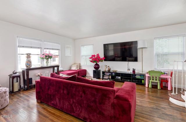 426 W Arbor Vitae Street, Inglewood CA: https://media.crmls.org/mediaz/de6ab37f-8957-4a0c-ab7f-7a16cc21d252.jpg