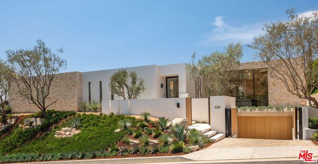 1039 Wallace, Beverly Hills CA: https://media.crmls.org/mediaz/de6ab5d7-e918-481c-9762-e8d6c204e548.jpg