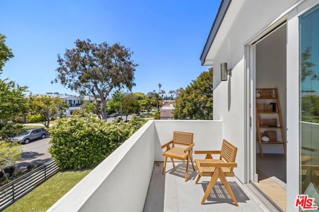 2590 Amherst Avenue, Los Angeles CA: https://media.crmls.org/mediaz/de6b784e-e136-40c4-b9aa-879376416ee3.jpg