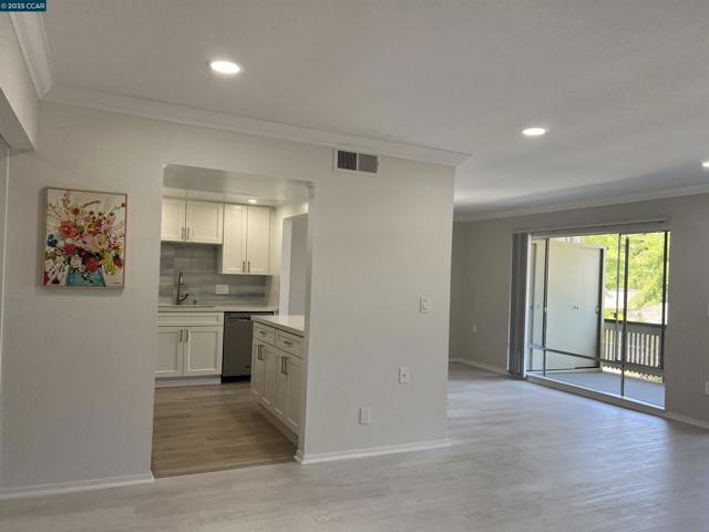 1443 Rockledge Ln, Walnut Creek CA: https://media.crmls.org/mediaz/de6ba2db-484e-4df1-97bb-d2a50194f8b7.jpg