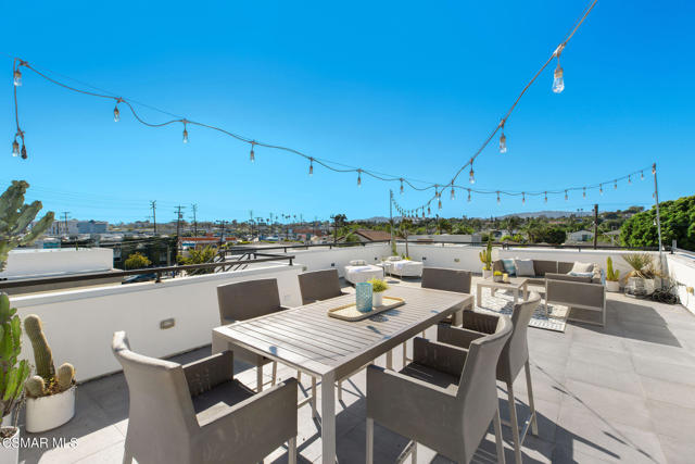 829 Flower Avenue, Venice CA: https://media.crmls.org/mediaz/de6bdb53-f06c-44f0-b9a6-de6841eae7d3.jpg