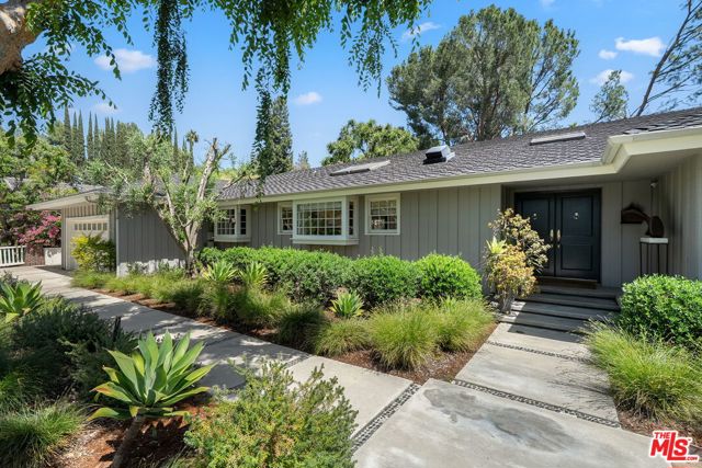 4658 Del Moreno Drive, Woodland Hills CA: https://media.crmls.org/mediaz/de6cd0e0-2e23-45c3-9249-b6190b96d2b7.jpg