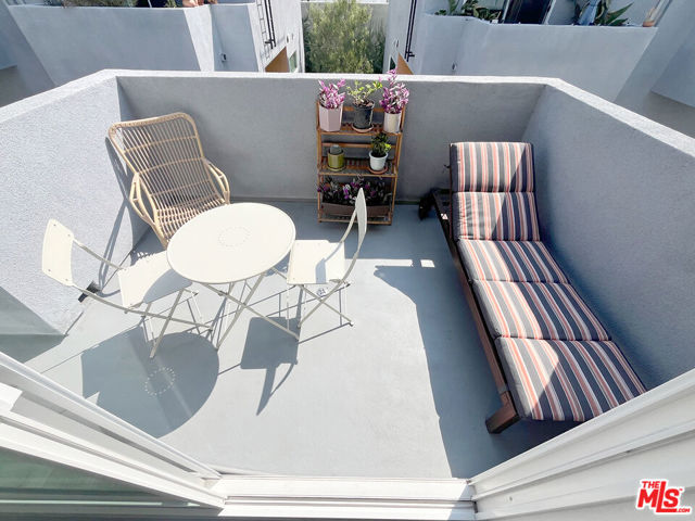 2927 1/2 Denby Avenue, Los Angeles CA: https://media.crmls.org/mediaz/de6d6d8d-1baf-458a-8c08-d0e1d1cbd15a.jpg